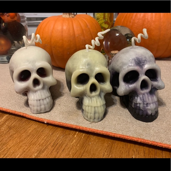Beeswax Bleeding Skull Candle🕯 - Picture 3 of 8